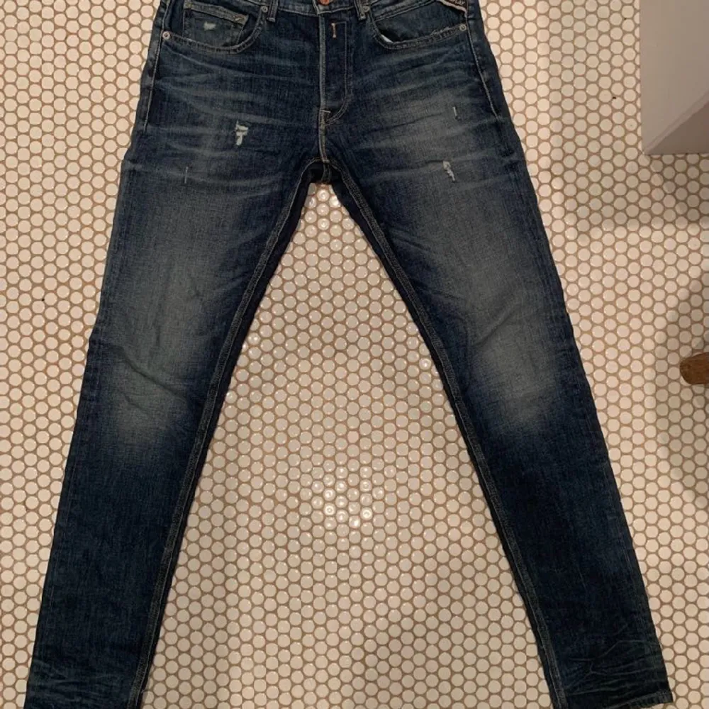 Säljer dessa Replay jeans som är slim fit. Inga tecken på användning. Hör gärna av er vid funderingar.. Jeans & Byxor.