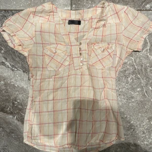 Skjorta topp stl.S - En skjorttopp i olika färger. Säljs pga garderobrensning. Kika gärna på mina andra annonser, säljer mycket. Samfraktar gärna:) 