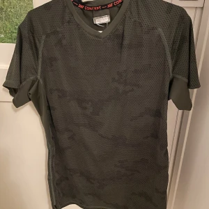 Tränings T-shirt  - Luftig, slim träningströja. Enkel att röra sig i och materialet är luftigt 