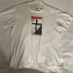 Supreme - Loved By Children Tee - 9/10 skick, köpte direkt från hemsidan. Sitter lätt oversize. Dm för mer information och priset kan diskuteras! 
