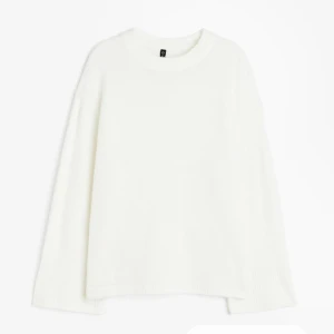 Stickad vit tröja - Säljer denna jättefina vita tröjan som jag fick i julklapp men som tyvärr va i fel storlek och därför inte kommer till användning❤️ Inga defekter, helt ny💓