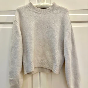 Stickad tröja  - Säljer denna mjuka stickade tröjan från &OtherStories🤍 Nypris: 390kr och säljer för 150kr+ frakt💕  