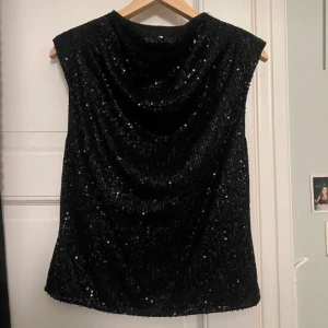Glitter topp - En svart glitter topp från nakd har köpt den på Vinted men den passade inte mig , lånade bilder och bra skick 