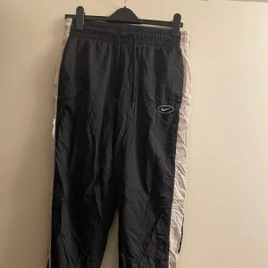 Nike byxor - Säljer dessa Nike byxor som har använts fåtal gånger, pga dem är för korta för mig. Är 173cm och dem kommer strax under vaderna på mig Toppskick som nya!