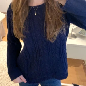 Kabelstickad Tröja🩵 - Jättefin mörkblå kabelstickad tröja💘 Säljs för att den inte används längre, kontakta mig för fler bilder, frågor och intresse! 