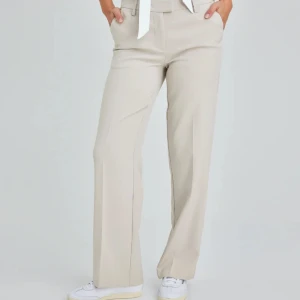 SÖKER bikbok maddie 36 - Söker bikbok maddie byxorna i beige 36. 