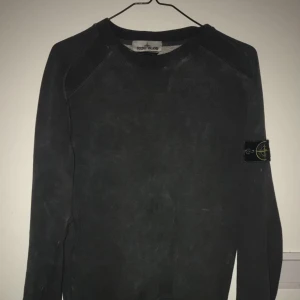 stone island frost - sweatshirt  - Hej, säljer nu min Stone Island sweatshirt i toppskick, köpt av en vän då den inte passade honom. Nypris 2100 kr inkl. frakt. Köpt från stoneisland.com storlek S. Sparsamt använd, inga skador. Påsen och intygen kommer med kontakta mig vid fler frågor