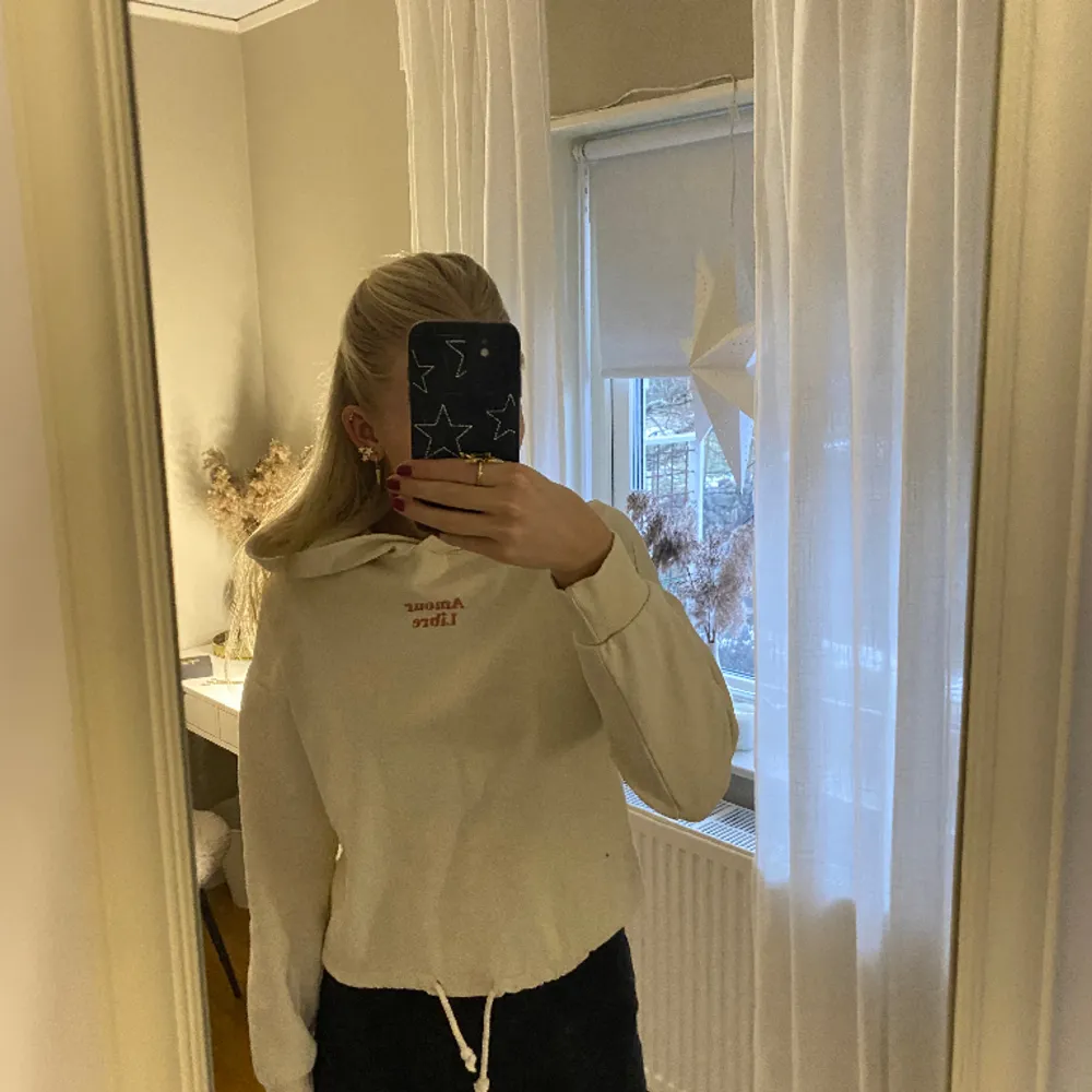 Gina hoodie som inte kommer till användning längre. Den har använts endel och är därför inte lika fluffig och mjuk på insidan. Hoodies.