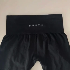 Nvgtn tights  - Fint skick. Storlek S men skulle säga att dom är små i storlek så passar en xs 