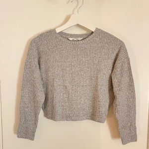 Grå tröja - Grå tröja av tunt, stickat material i fint skick.