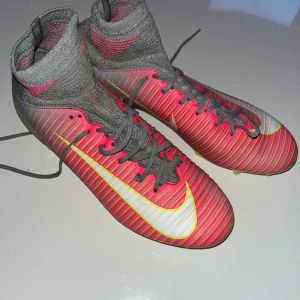 Fotbollsskor - Fotbollsskor aldrig använda 