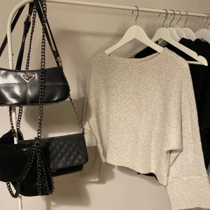 Stickad tröja  - Jättefin streckad tröja med fina knapp detaljer i ryggen 🩷jätte bra skick🩷