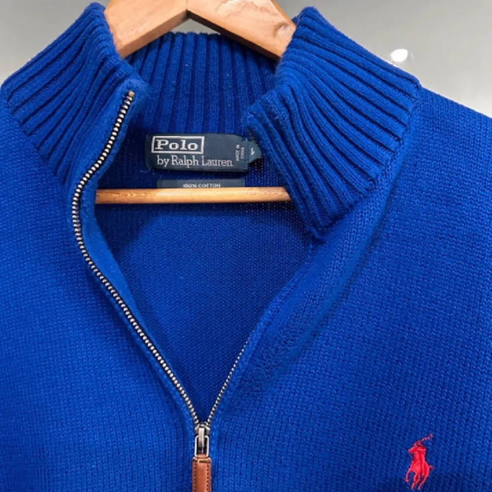 Polo Ralph lauren half zip i fint skick, säljes då den inte används längre, Storlek L, Marinblå. Hoodies.