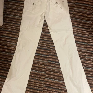 Guess jeans - Fina guess jeans, tyvärr väldigt små på mig så kommer ej kunna skicka någon bild med de på😢 Inga defekter🥰