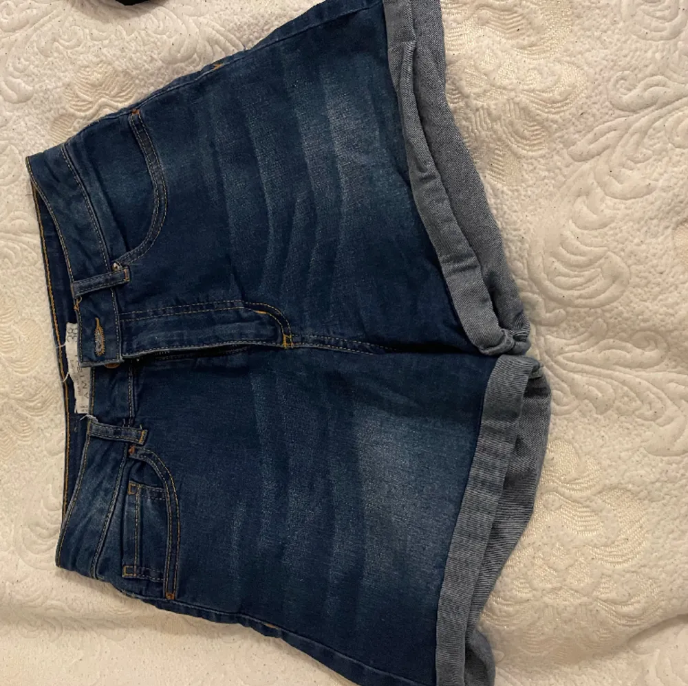 Äldre jeansshorts i mörkblå färg, storlek 38. Shorts.