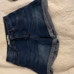Äldre jeansshorts i mörkblå färg, storlek 38