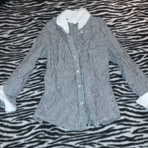 Skjorta - Påminner lite om gossipgirl supersöt och aldrig använd! Supersöta ärmar som går att vika upp och knäppa!