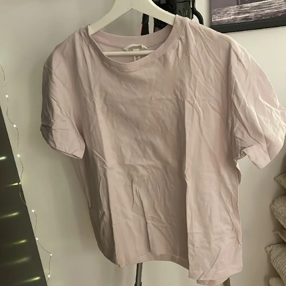Aldrig använd  Pastell rosa/lila tisha. T-shirts.