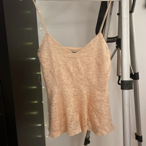 Puderrosa linne med spets - Oanvänd  Puderrosa linne med spets. Volang detalj.  