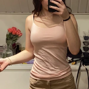 Babyrosa linne  - Ett jätte fint babyrosa linne. Det är helt nytt och har dubbla lager tyg över bröstet ink juster bara band 