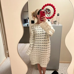Otroligt fin stickad klänning - Superbra skick! Skulle säga att den passar oversized på en S men sitter fint även på M och L