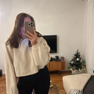 Cropped hopdie - En beige croppad hoodie i jättefint skick, använd fåtal gånger! Storlek M ⭐️