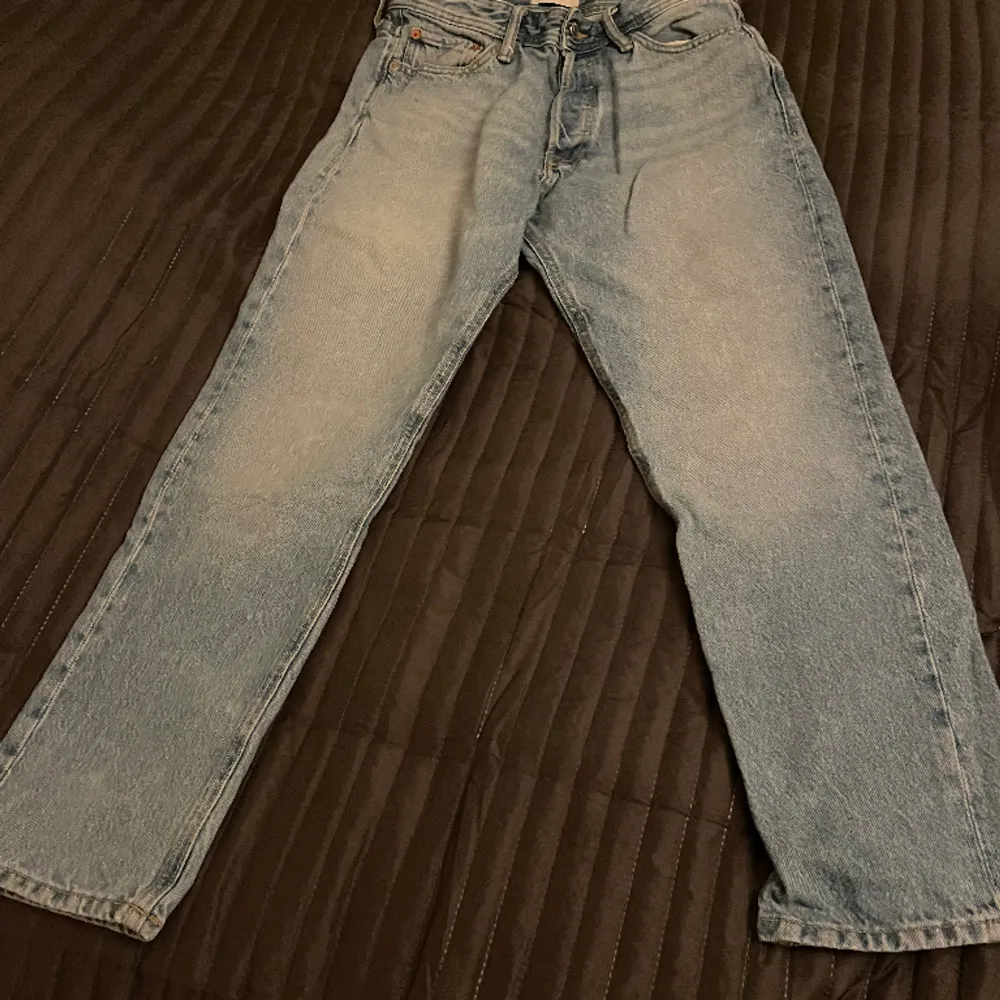 Blå baggyjeans från  Jack & Jones, modell Loose/Chris. Storlek:28/30. Nypris: ca 600-700kr. Knappt använda.. Jeans & Byxor.