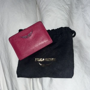 Zadig korthållare  - Säljer min rosa korthållare från Zadig et Voltaire. Jättefin och unik, väldigt bra skick. Nypris 1000 men säljer för 450. Skriv om några frågor om pris eller annat!💞💞