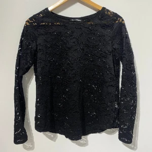 tröja - genomskinlig(?) svart tröja som bara är använd på ett skolfoto. tröjan kommer egentligen från en klänning som jag tog bort ”kjolen” på. sitter tajt bara vid armarna.