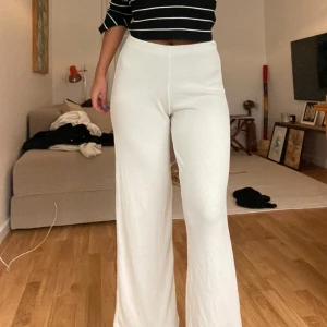 Vita mysbyxor - Vita byxor från zara i storlek S