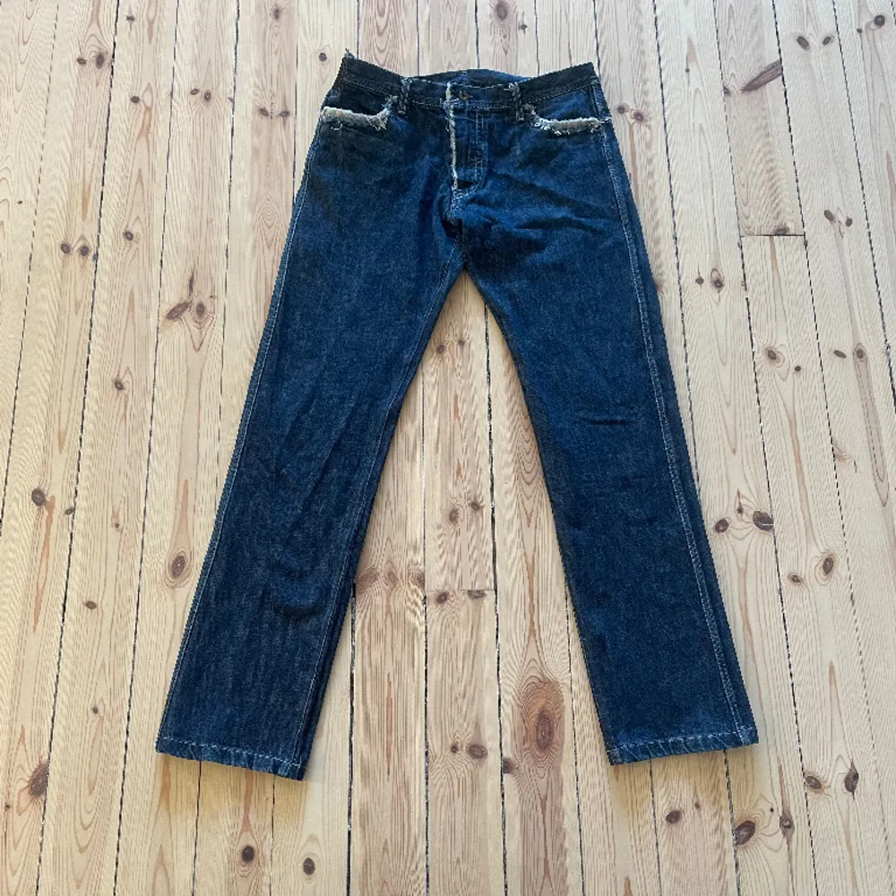 Jeans från Yohji Yamamotos märke Y’s for men. Skitsnygga detaljer!! Sitter som en 32x32 ungefär. Jeans & Byxor.