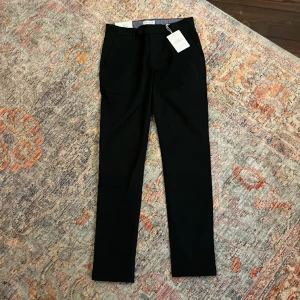Aldrig använda John Henric-chinos till vrakpris! - Säljer pga felköp! Storlek 31 i midjan, av modelle men Soho. Svarta. 899 kr i nypris. 