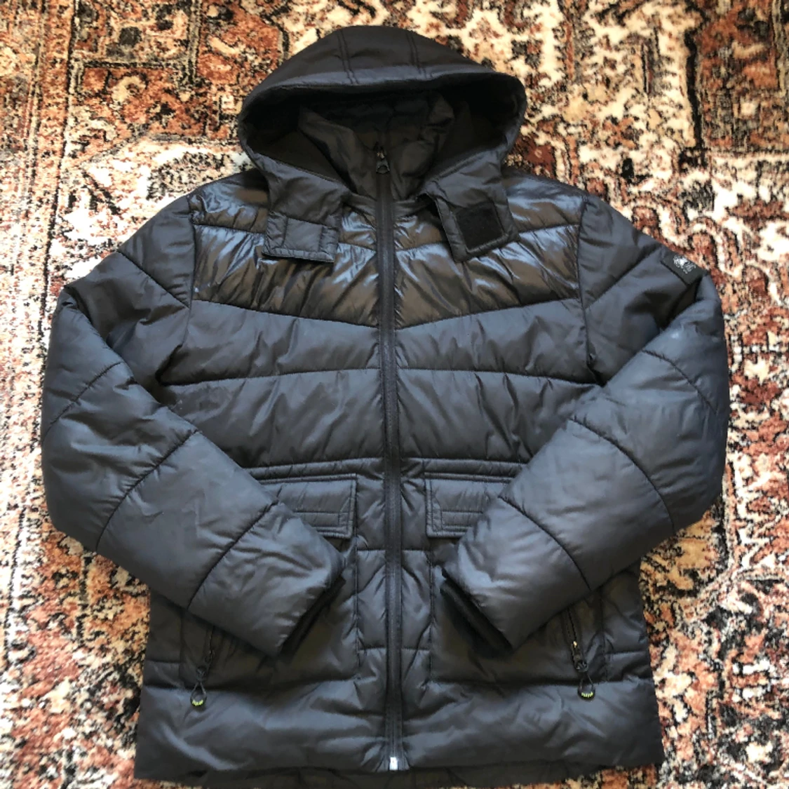 Svart pufferjacka