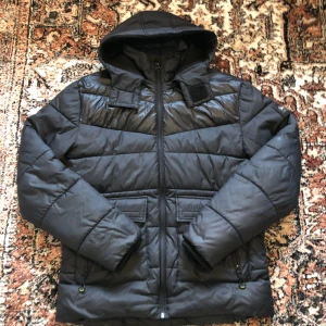 Svart pufferjacka - Riktigt snygg pufferjacka från Petrol Industries. Bra använt skick. Nypris 1300. Avtagbar luva. Hör av dig med frågor.