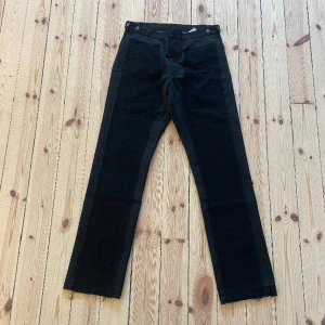 Comme des garcons byxor - Skitcoola byxor från comme des garcons som har extra tyg på framsidan, riktigt snygg detalj.