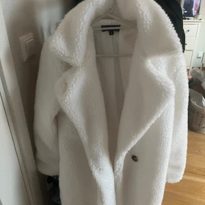 Vit kappa - En vit lurvig kappa aldrig använd storlek s, men passar även M 🤍pris kan diskuteras 