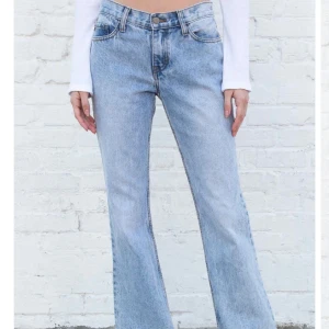 Quinn jeans - Fina jeans från brandy melville 💙gjort hål på insidan av midjan där man kan lägga in ett snöre för att få dem att passa bättre, men inget som syns på utsidan iaf ☺️