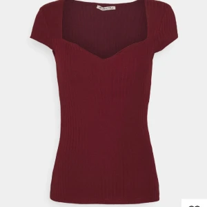 Röd t-shirt  - säljer min anna field t-shirt då den inte kommer till användning, inga defekter och sitter väldigt fint (lånad bild från förra ägaren)💞 skriv för fler bilder!