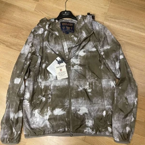 Woolrich windbreaker  - Säljer min helt oanvända woolrich windbreaker i eftertraktad model som inte tillverkas längre. För fler bilder eller funderingar är det bara att skriva! Även öppen för byten⭐️