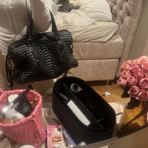 Fin väska ifrån zadig, lite smutsig innuti men det går att lösa. - Har ordernummer och bekräftelse på mail som äkthetbevis!