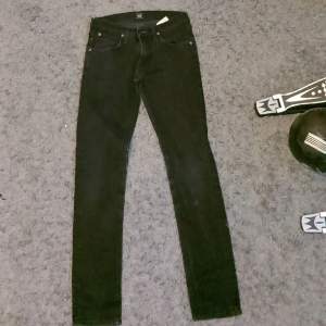 Ett par stilrena slim jeans från Lee. Jeansen är svarta har passformen slim och storleken W28 och L32.