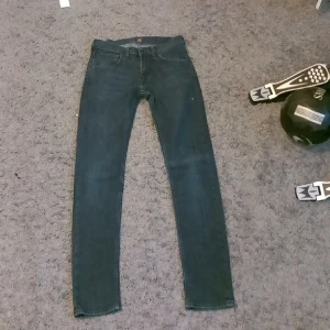 Slim Lee Jeans Mörkblå - Ett par mörkblå tvättade jeans från Lee. Modellen heter luke är slim fit och har storleken W28 och L32. Skicka gärna prisförslag.