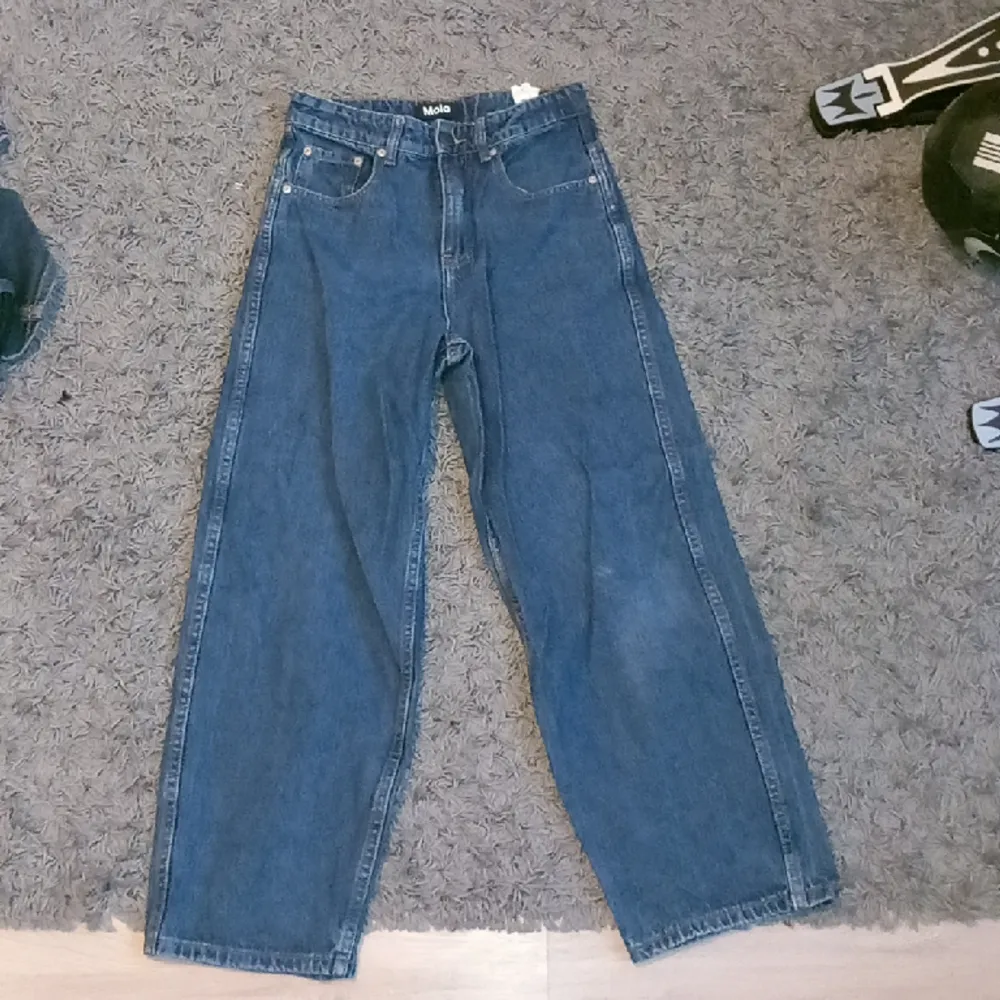 Ett par mörkblåa baggy/skater jeans från Molo. Passar perfekt till yngre skaters och är ett alternativ till big boys. SKRIV FÖR BÄTTRE BILDER.. Jeans & Byxor.