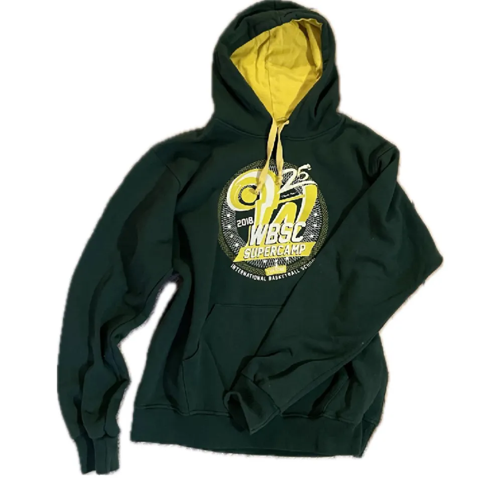 grön hoodie med gult tryck, ser lite retro ut🫶 köpt på second hand och i bra skick, står ingen storlek men skulle säga S-M. Hoodies.