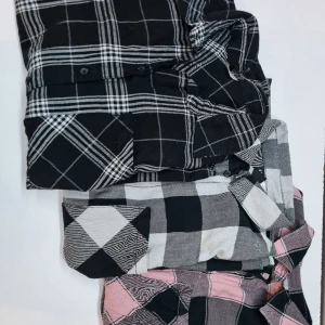 Skjortor - Säljer 3 skjortor från H&m pga. de aldrig används. Köptes för ca. 300kr/st. Skjortorna är lite större i storleken Svart: xs Rosa & Grå: S 1st = 30kr 2st = 50kr 3st = 70kr