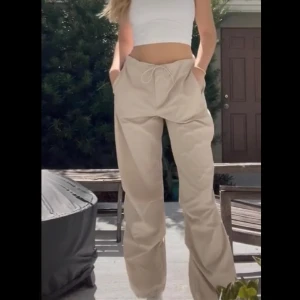 Zara parachute pants - Beiga zara parachute pants som trendade förra året. Aldrig använt då jag ångra mig efter köpta och kunde inte lämna tillbaka. Noll deffekter och jättefina. Går att styla på massa sätt.( tagna bilder men exakt samma byxor,skriv för mer bilder på dem)