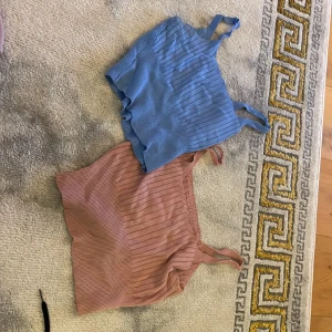 2st jättefina toppar - Två toppar jag köpt i Spanien, lite använda men i jättebra skick! Perfekta för sommaren men också superfina under vintern med en fin kofta! Nypris:100kr styck. Mitt pris: 30kr st eller båda för 50kr