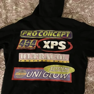 Graphic hoodie - Super cool och skön hoddie med tryck från weekday