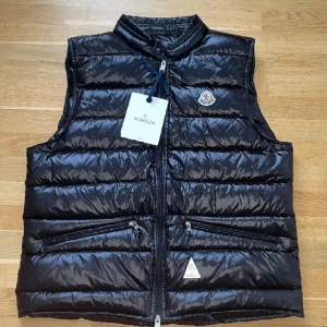 Moncler väst - Säljer denna Moncler väst pga av att den va för liten sitter som en m fast är en l