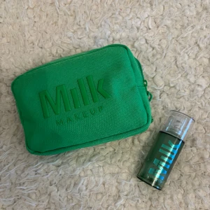 Milk primer - Helt ny oanvänd primer och sminkväska från Milk. Köptes i ett sett med settingspray. Men den behöll jag. Nypris ca 629 för alla tre.